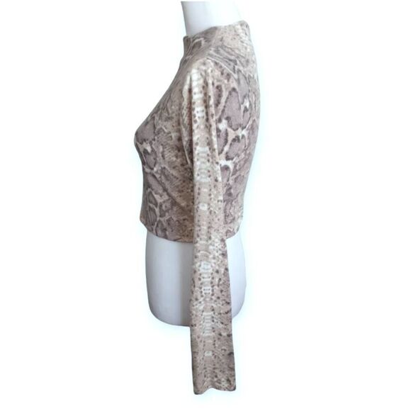 BEAR DANCE GRAY SNAKE PRINT CROP LONG SLEEVE TOP SZ.L EUC - Picture 2 of 6